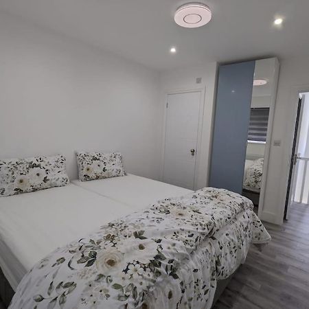 Beautiful 3 Bedroom House In London -Ensuite Bed Room Twickenham Extérieur photo