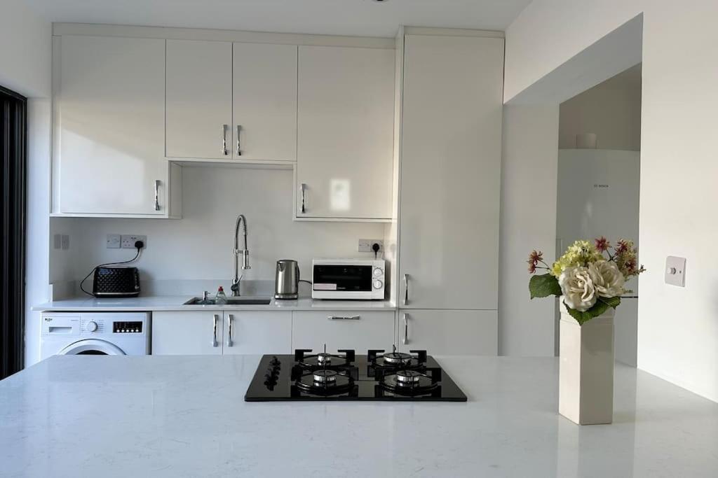 Beautiful 3 Bedroom House In London -Ensuite Bed Room Twickenham Extérieur photo