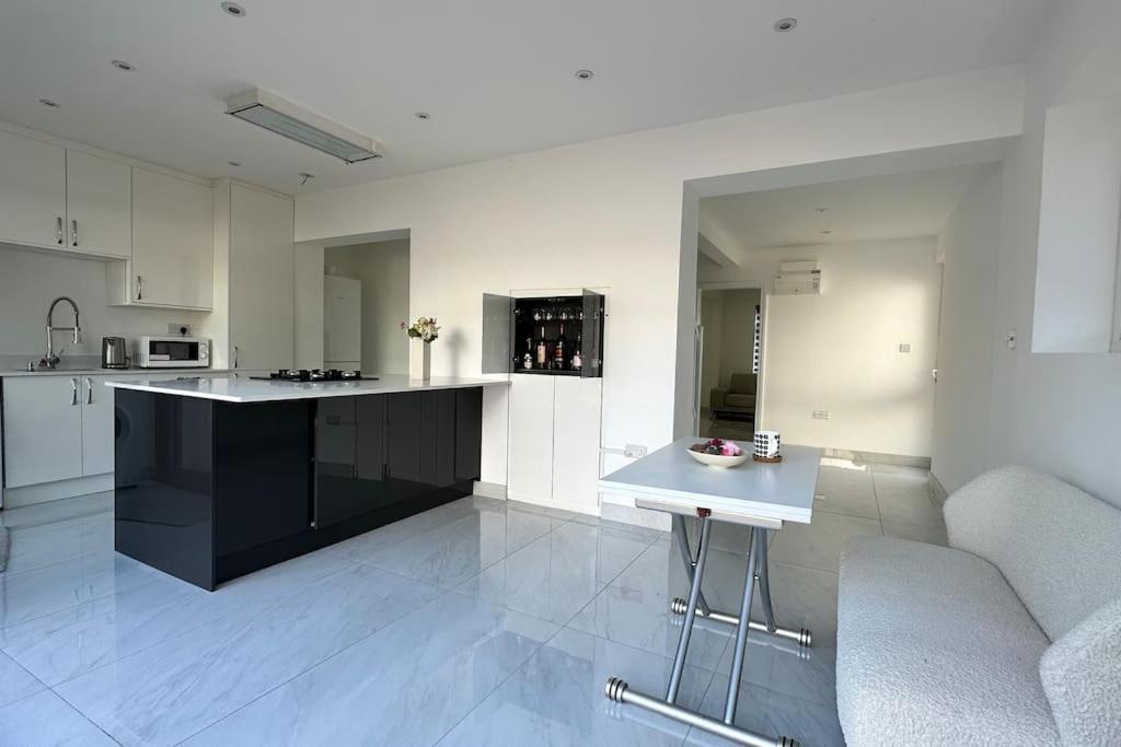 Beautiful 3 Bedroom House In London -Ensuite Bed Room Twickenham Extérieur photo