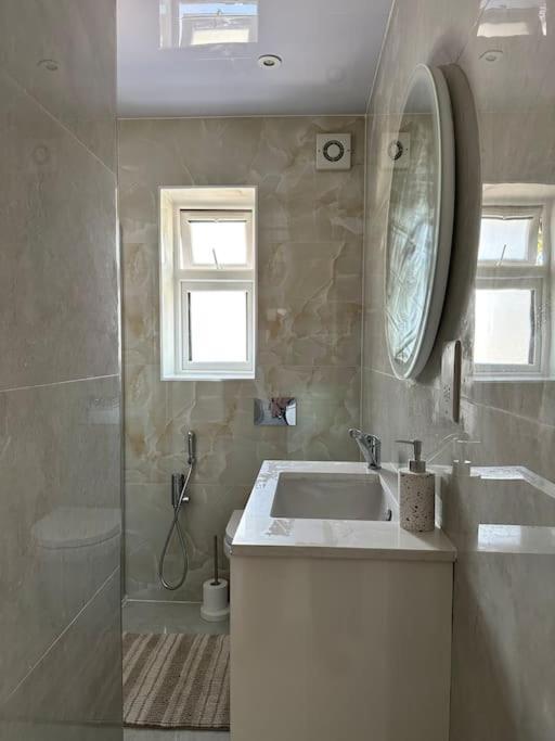 Beautiful 3 Bedroom House In London -Ensuite Bed Room Twickenham Extérieur photo